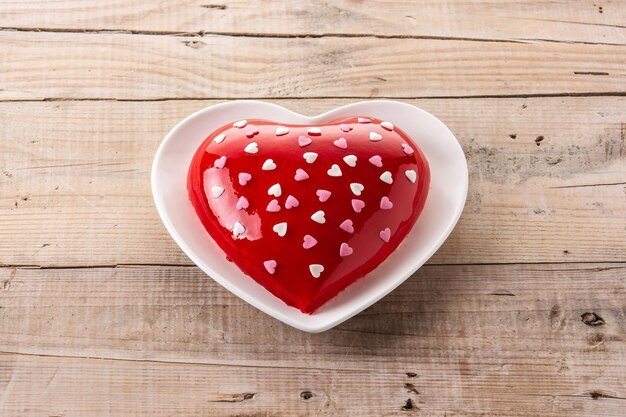 Torta a forma di cuore per San Valentino o la festa della mamma su tavola di legno