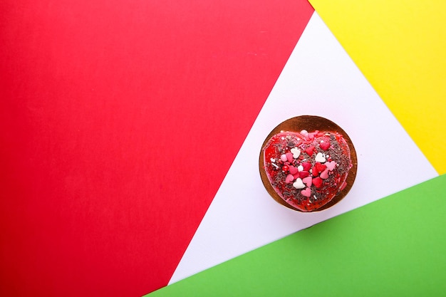 Torta a forma di cuore su sfondo multicolore. San Valentino