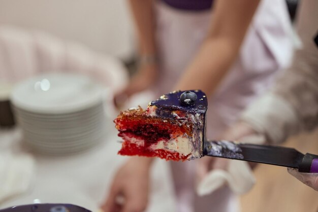 Torta a letto nera sullo sfondo nero scuro con stelle dorate e sfere decorazione in cima torta di compleanno di lusso