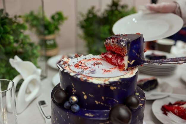 Torta a letto nera sullo sfondo nero scuro con stelle dorate e sfere decorazione in cima torta di compleanno di lusso