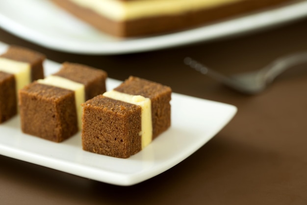 Torta a strati al cioccolato e formaggio