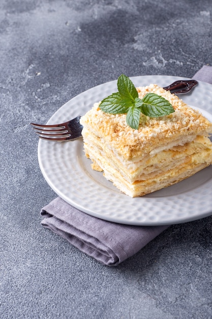 Torta a strati con crema millefoglie millefoglie alla vaniglia con menta