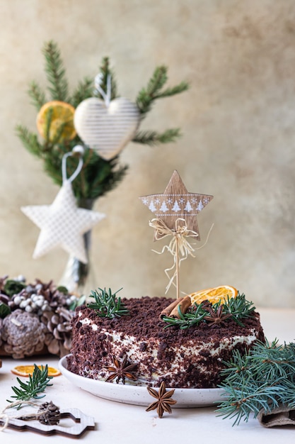 Torta a strati di cioccolato Decorazione festiva di Natale o Capodanno Torta al miele russa Medovik