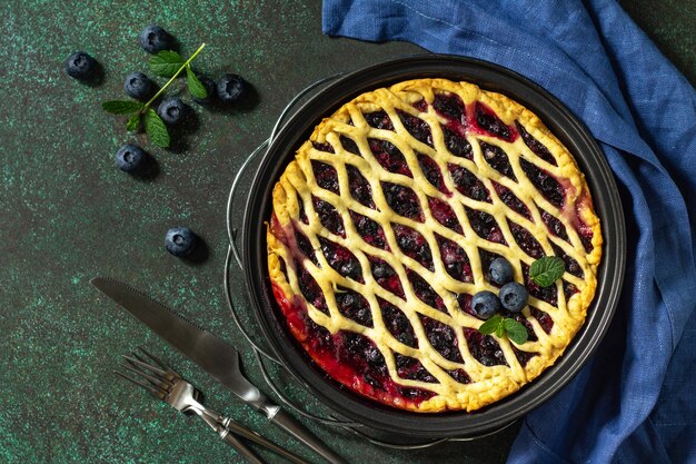 Torta ai frutti di bosco fatta in casa Torta dolce Torta deliziosa con mirtilli Vista dall'alto distesi piatti