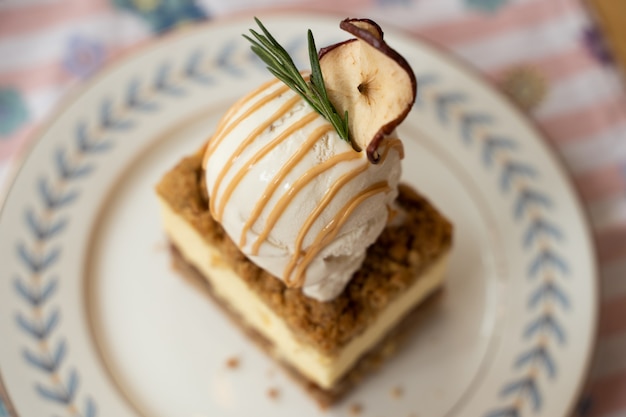 Torta al caramello con gelato.