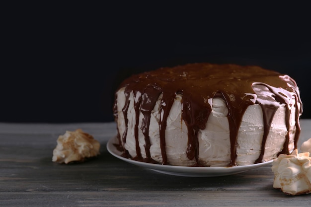 Torta al caramello e meringhe su sfondo scuro