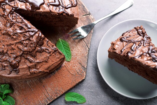 Torta al cioccolato a fette con menta sul tagliere