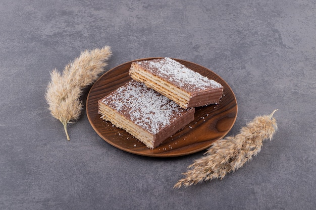 Torta al cioccolato a fette in zolla marrone posto sul tavolo di pietra.