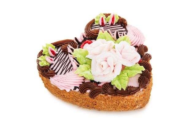 Torta al cioccolato a forma di cuore decorata con fiori crema isolati