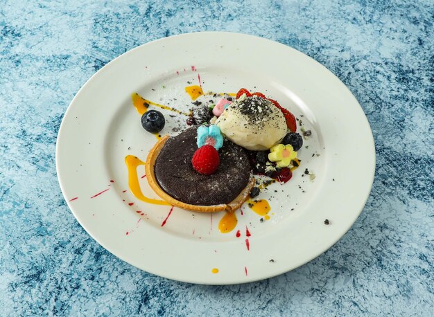 torta al cioccolato al forno con fragole e mirtilli servita in piatto isolato sullo sfondo vista superiore del cibo italiano