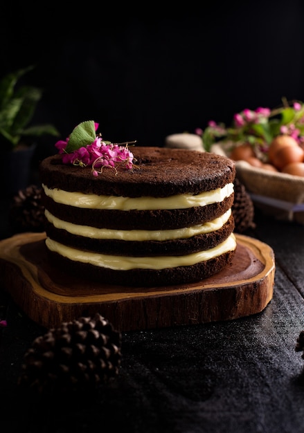 Torta al cioccolato artigianale con gustosa crema sul tavolo