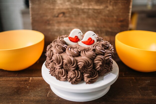 Torta al cioccolato artigianale decorata con biscotti in smalto.