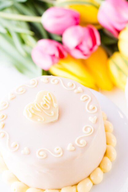 Torta al cioccolato bianco miele e lavanda realizzata con pan di spagna infuso al miele e farcita con strati di mousse alla lavanda, ricoperta di cioccolato bianco.