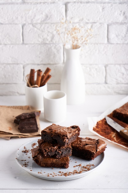 Torta al cioccolato brownie servita sul tavolo bianco