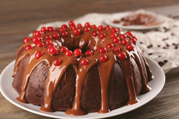 Torta al cioccolato con bacche di albero della palla di neve su un tavolo