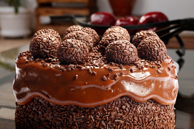 Torta al cioccolato con bonbon, brigadeiro