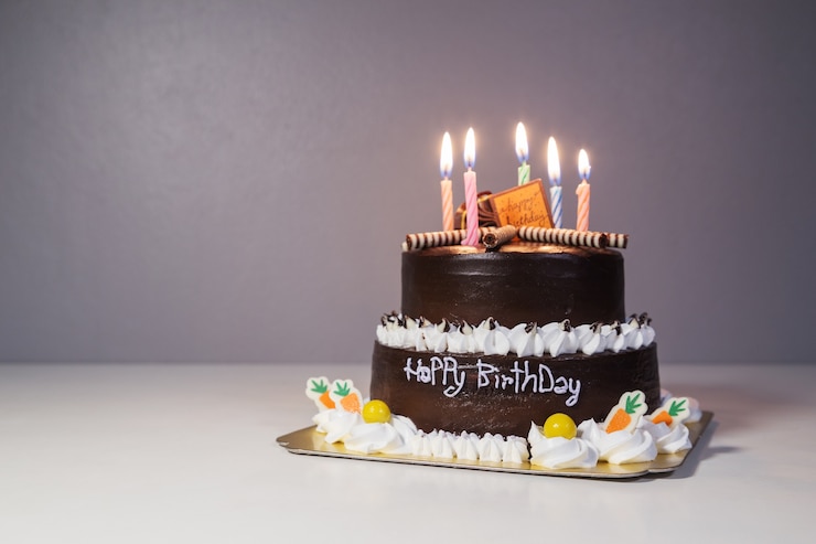 Foto torta al cioccolato con candela luce compleanno