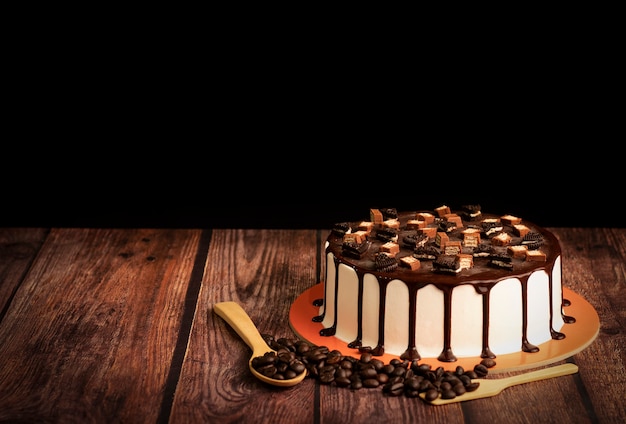 Torta al cioccolato con chicchi di caffè sulla tavola di legno