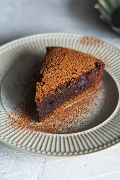 Torta al cioccolato con ciliegia su un piatto