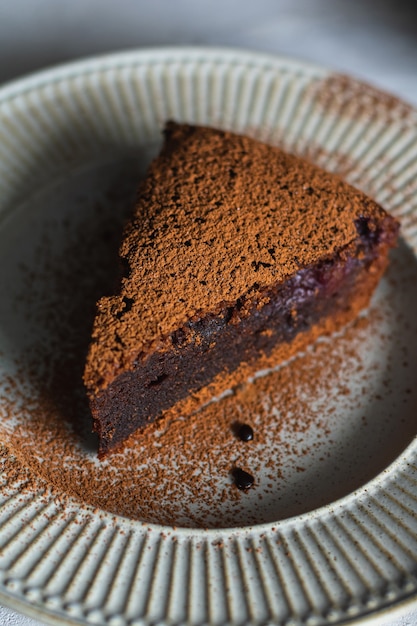 Torta al cioccolato con ciliegia su un piatto