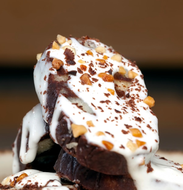 Torta al cioccolato con cioccolato bianco e fondente