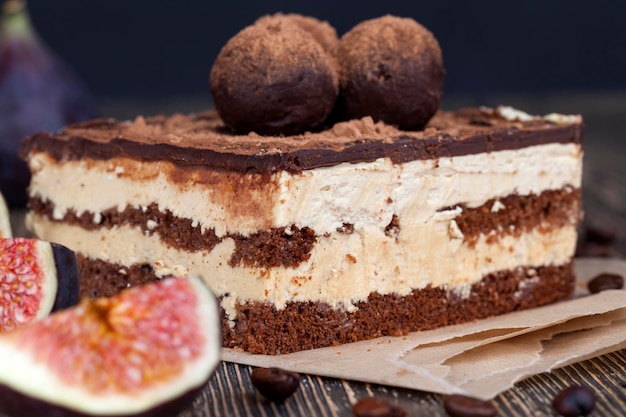 Torta al cioccolato con crema al burro, primi piani