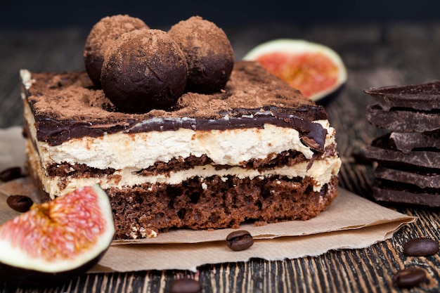 Torta al cioccolato con crema al burro, primi piani