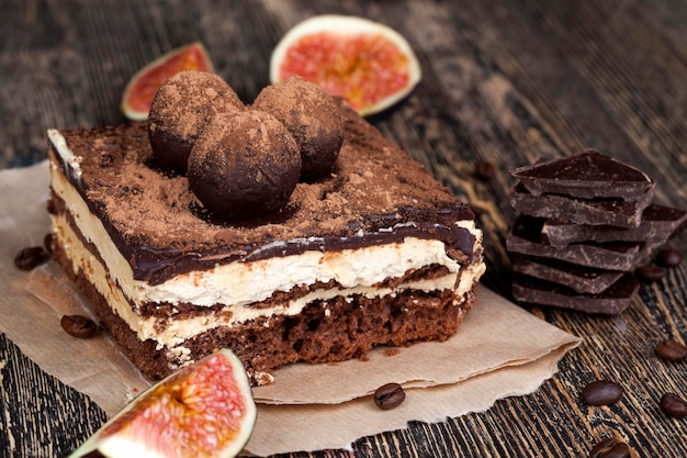 Torta al cioccolato con crema al burro, primo piano