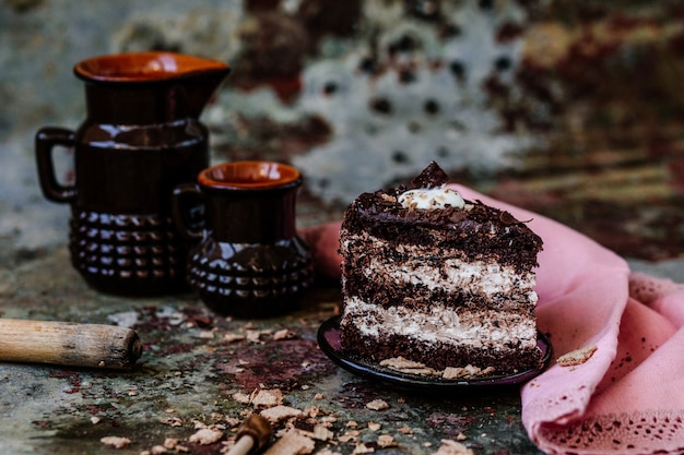 Torta al cioccolato con crema al cioccolato e mirtilli freschi sul piatto