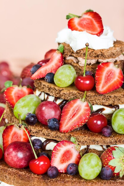 Torta al cioccolato con crema e frutti di bosco freschi