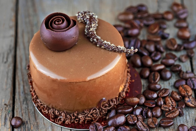 Torta al cioccolato con decorazioni e chicchi di caffè