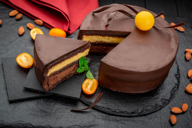 Torta al cioccolato con diversi strati Cibo sano