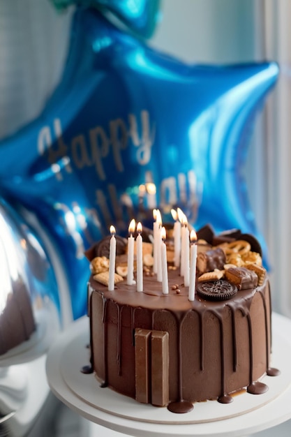 Torta al cioccolato con dolci e palloncino