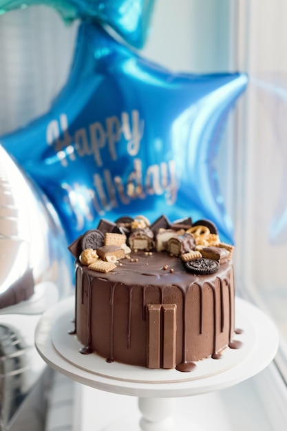 Torta al cioccolato con dolci e palloncino