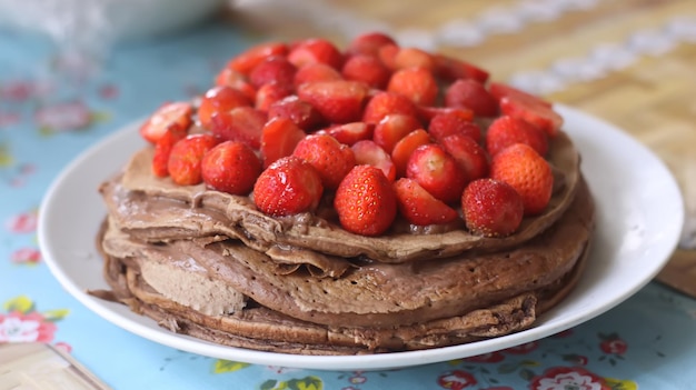 Torta al cioccolato con fragole. Pasticceria fatta in casa.