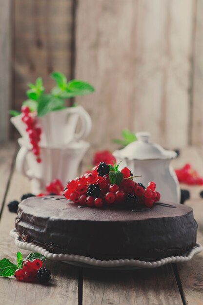 Torta al cioccolato con frutti di bosco e menta