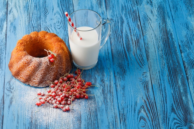 Torta al cioccolato con frutti di bosco freschi insieme