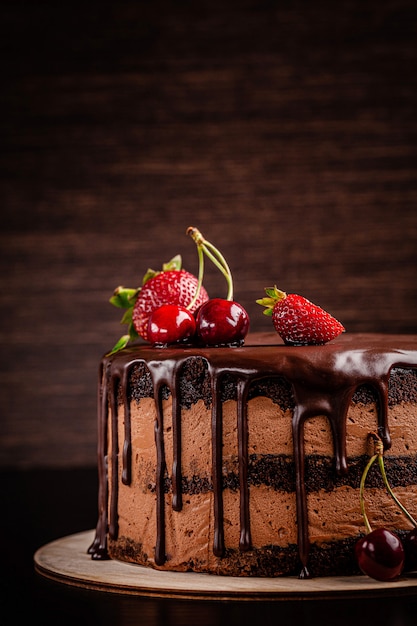 Torta al cioccolato con frutti di bosco