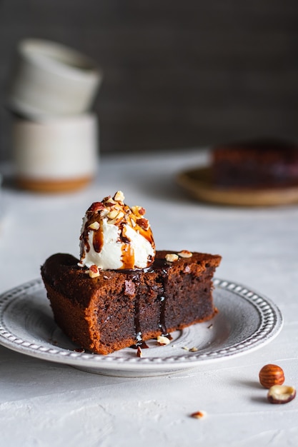 Torta al cioccolato con gelato, noci e salsa al cioccolato