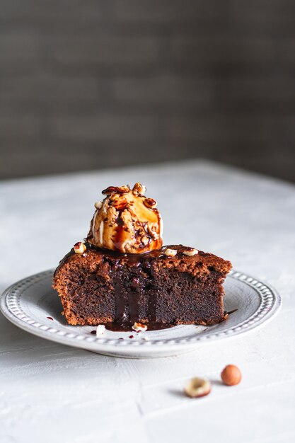 Torta al cioccolato con gelato, noci e salsa al cioccolato