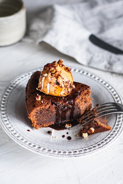 Torta al cioccolato con gelato, noci e salsa al cioccolato