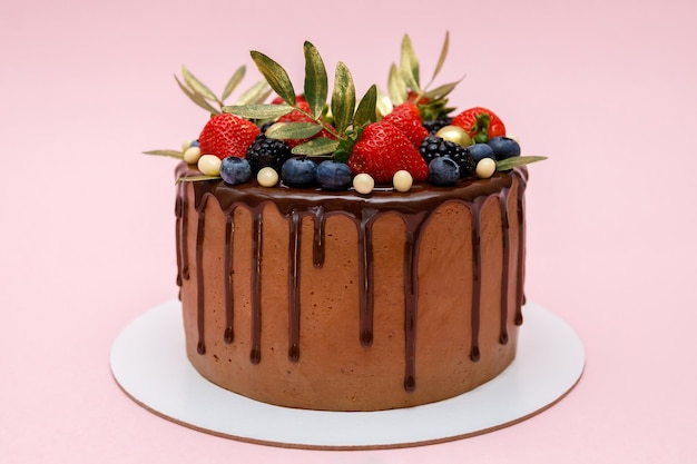 Torta al cioccolato con glassa al cioccolato con fragole