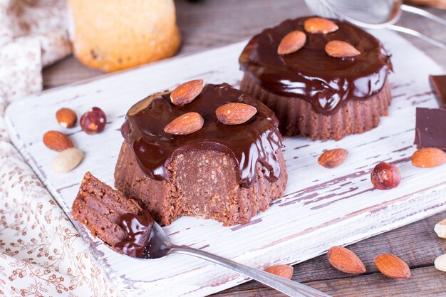 Torta al cioccolato con glassa al cioccolato su un tavolo di legno