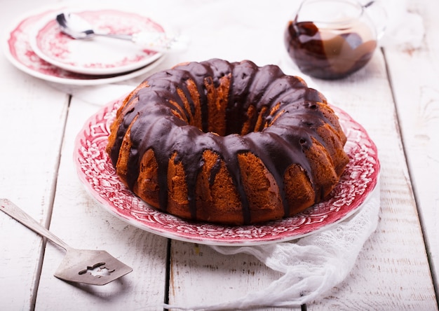 Torta al cioccolato con glassa al cioccolato.