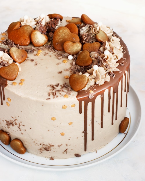 Torta Al Cioccolato Con Glassa Fondente Drizzled E Riccioli E Pan Di Zenzero