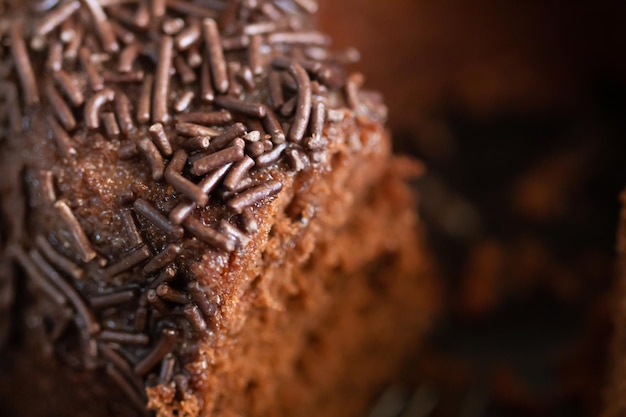 Torta al cioccolato con granelli di cioccolato nella foto sopra vista