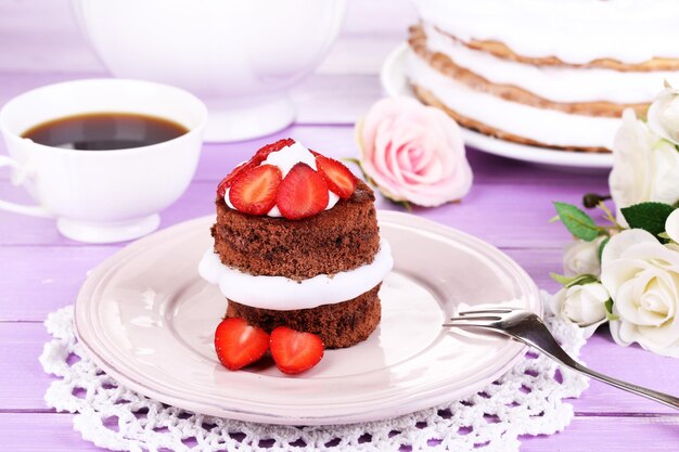 Torta al cioccolato con la fragola sul primo piano della tavola di legno