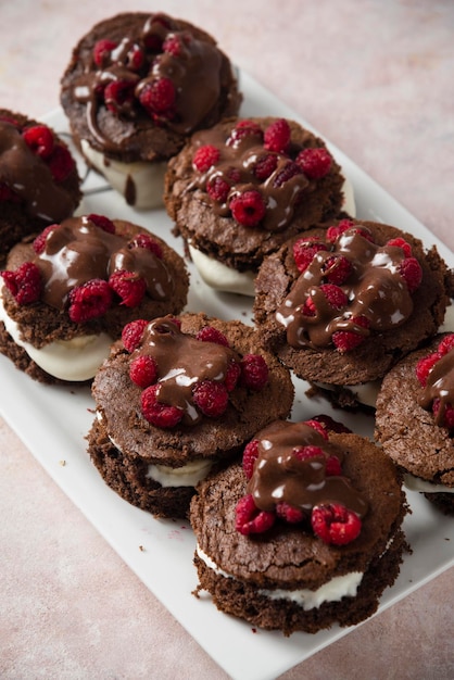 Torta al cioccolato con lamponi su sfondo bianco