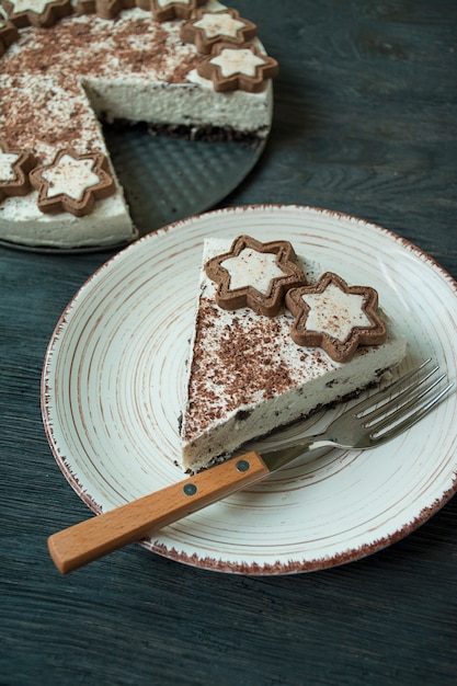 Torta al cioccolato con njnyuyv su un tavolo scuro. Tea party con torta. Tavolo da pranzo.