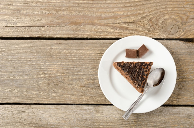 Torta al cioccolato con pezzi di cioccolato servito su un piatto bianco